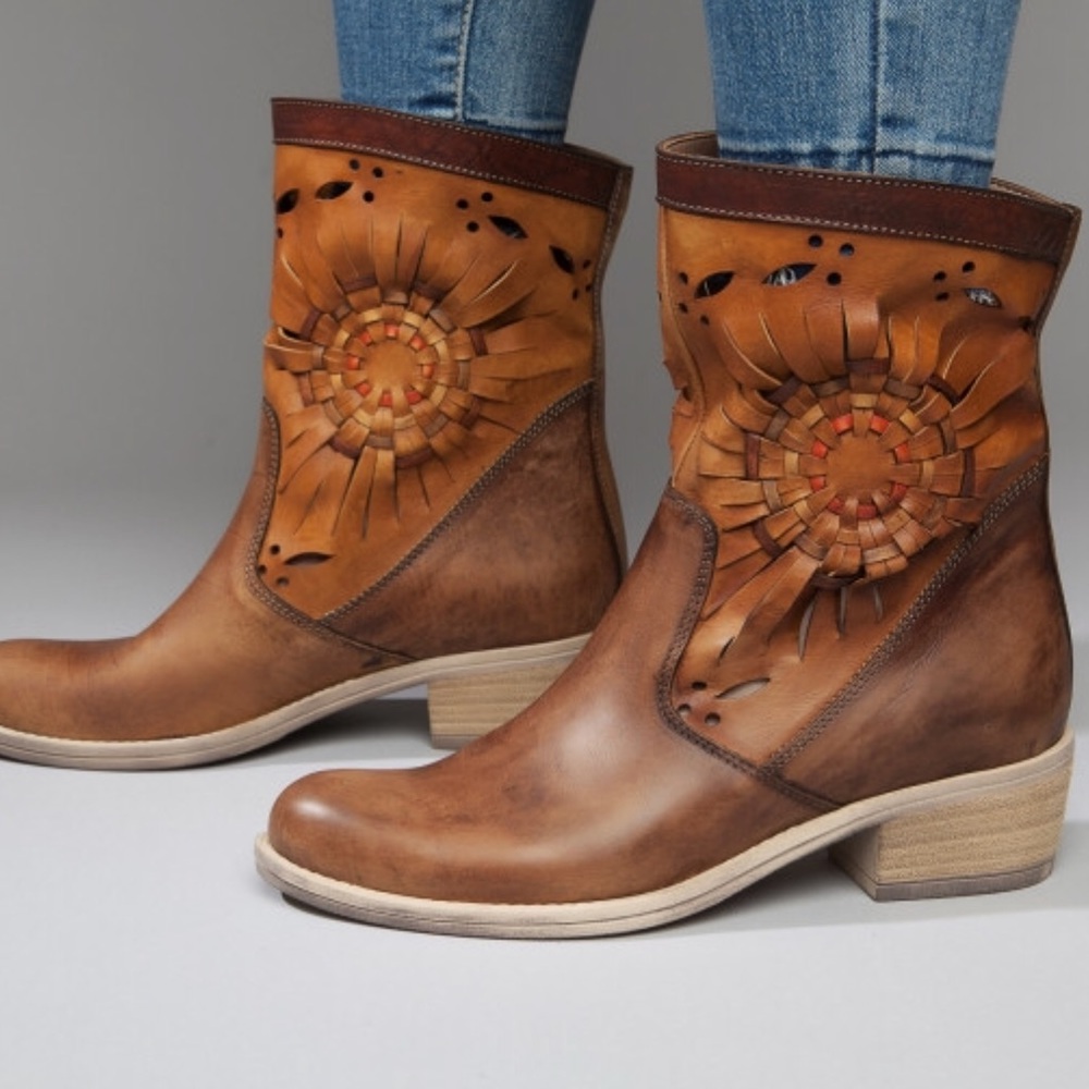 Gorgeous Italian leather Summit Taryn boots - barely used!